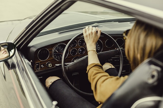 Frauen und Autos